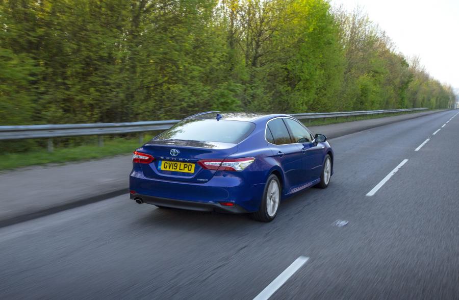  Toyota Camry Hybrid 2019 года  (UK) (фото 19 из 40)